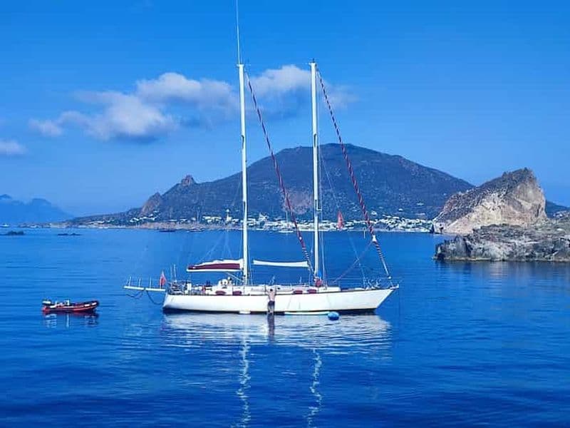 Billet Pise : tour en bateau le long de la côte avec apéritif et déjeuner à bord