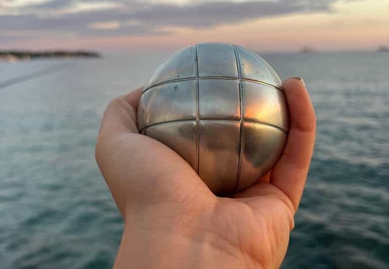 Billet Antibes : jouez à la pétanque en bord de mer avec un hôte passionné