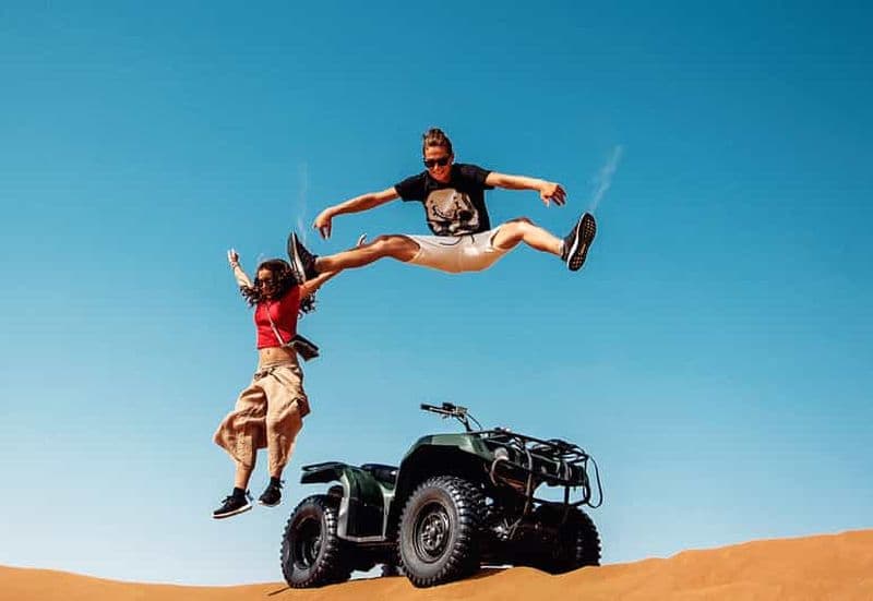 Billet Dubaï : Les Dunes Rouges en Quad avec Sandboarding, Chameaux et BBQ
