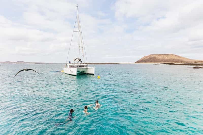 Billet Corralejo : Excursion en catamaran sur l'île de Lobos avec boissons et plongée en apnée