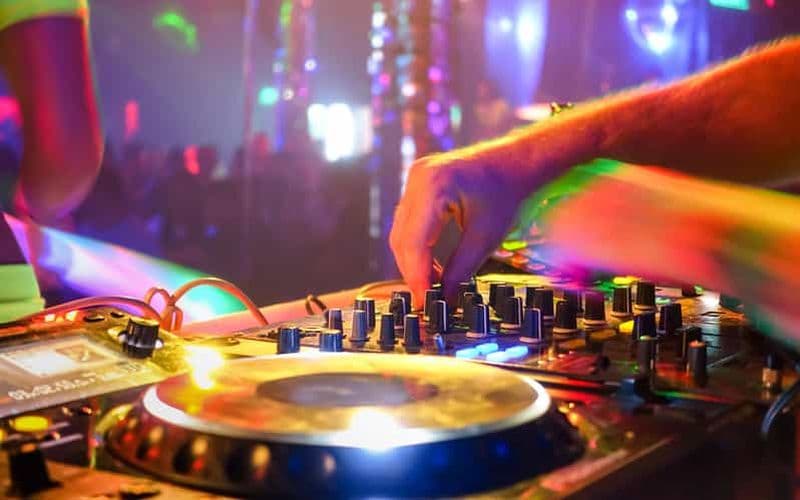 Billet Apprendre a mixer avec un DJ professionnel a Ibiza