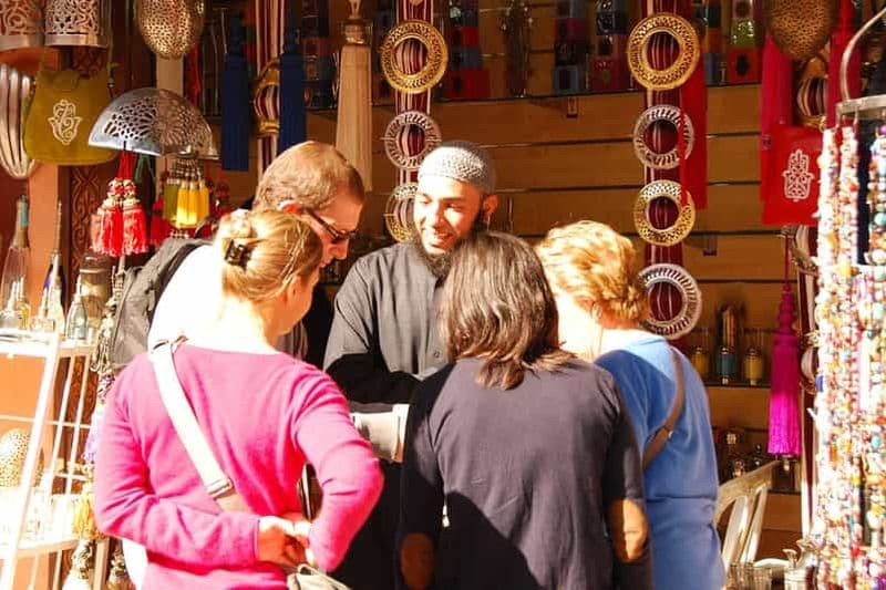 Billet Marrakech: visite à pied des souks et des fondouks avec du thé marocain