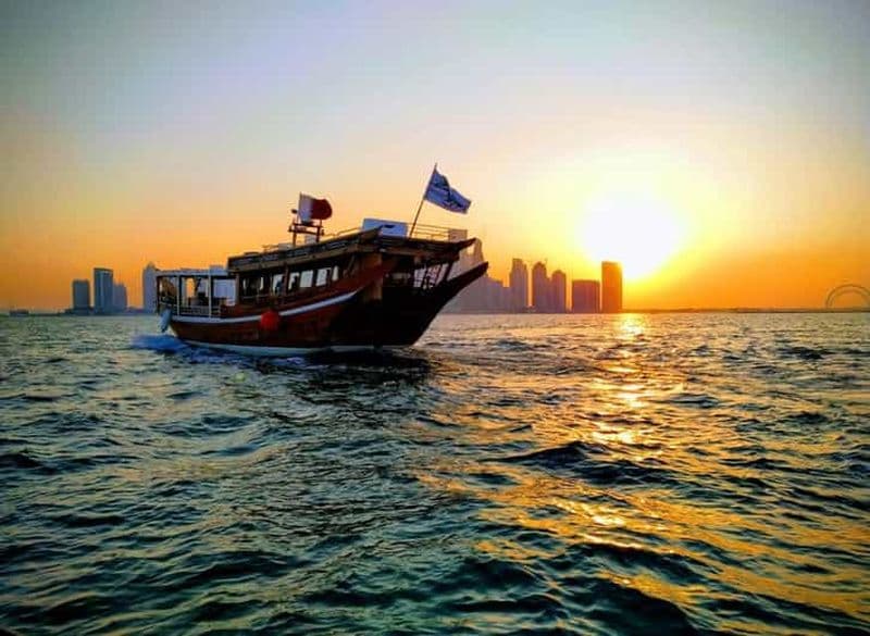 Billet Doha : croisière au coucher du soleil à bord d'un boutre avec vue sur les gratte-ciel