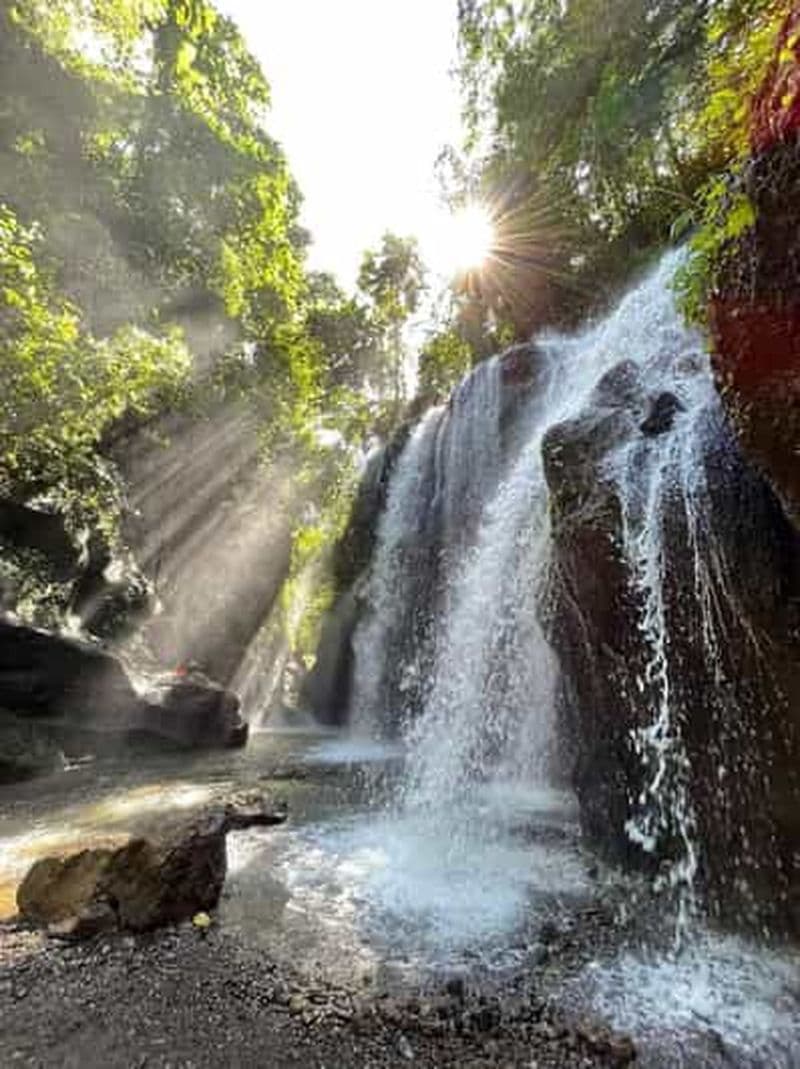 Billet Bali : Excursion d'une journée au temple de Besakih et à deux chutes d'eau cachées