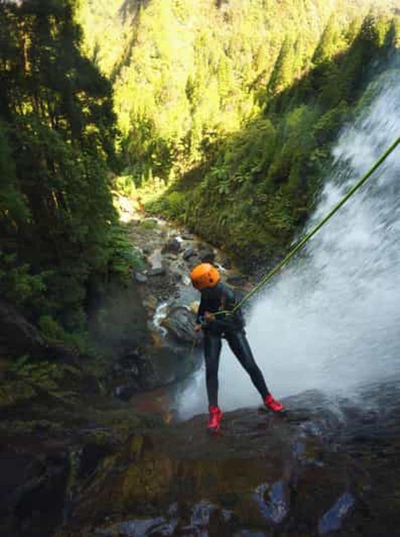 Billet São Miguel : canyoning de niveau 3 à Lombadas avec des guides de la région