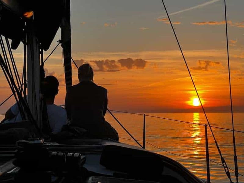 Billet Marbella : Excursion en voilier au coucher du soleil avec boissons et collations