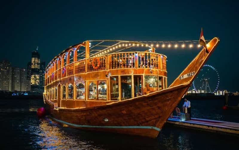 Billet Dubaï : Croisière panoramique sur un boutre avec dîner buffet et spectacles vivants