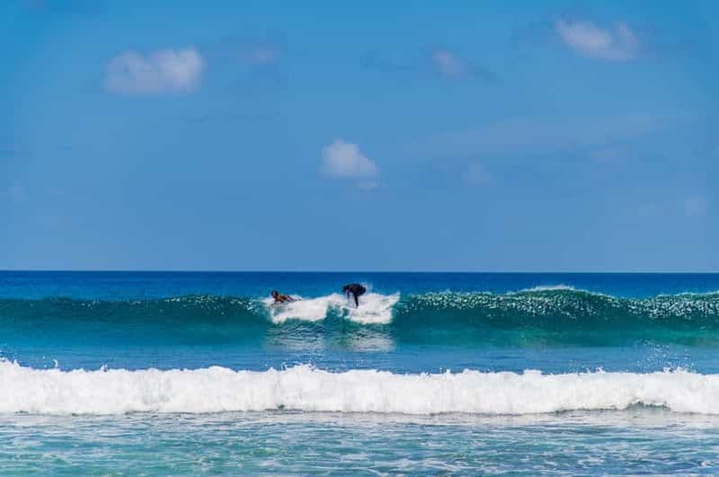 Billet "Le paradis du surf : Explorez les vagues des Maldives !"