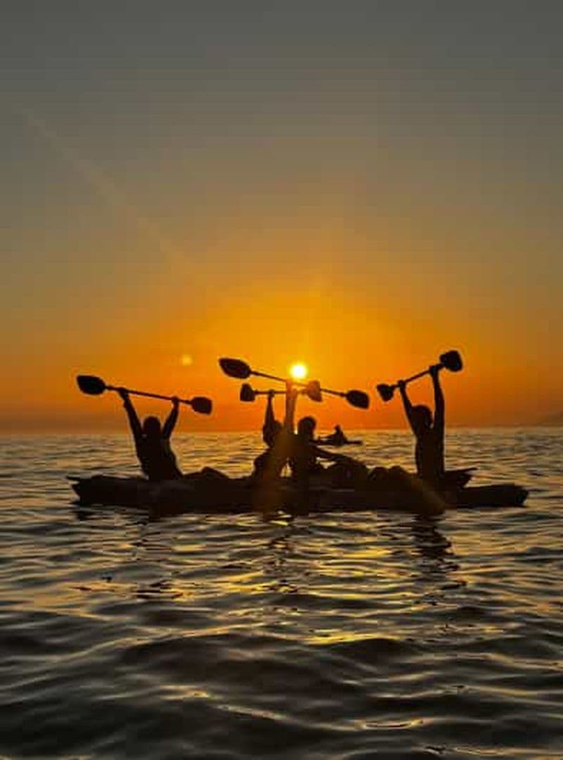Billet Excursion en kayak au coucher du soleil - Lukova, grottes minuscules et plages secrètes