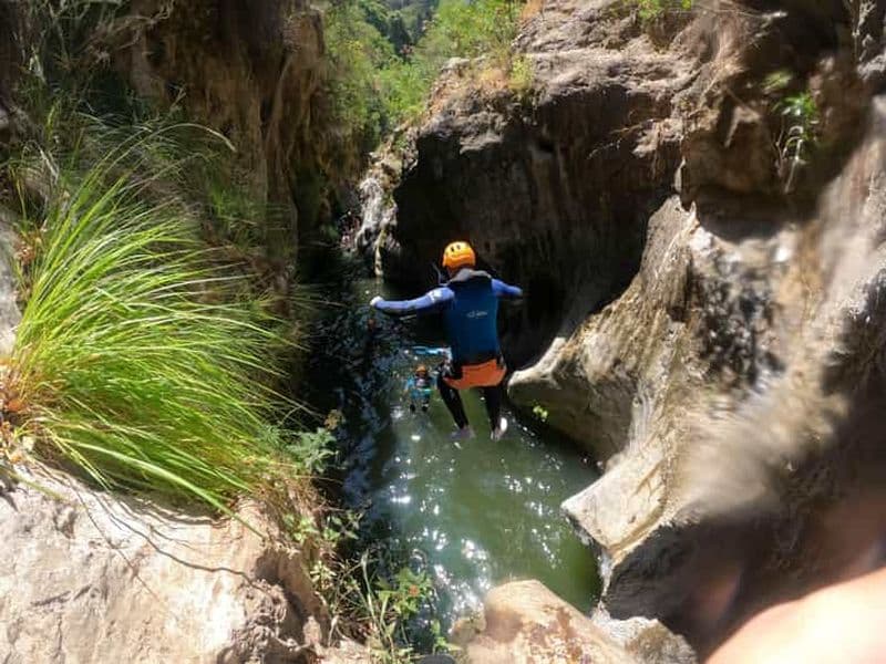 Billet Depuis Estepona : aventure de canyoning privée sur la Guadalmina
