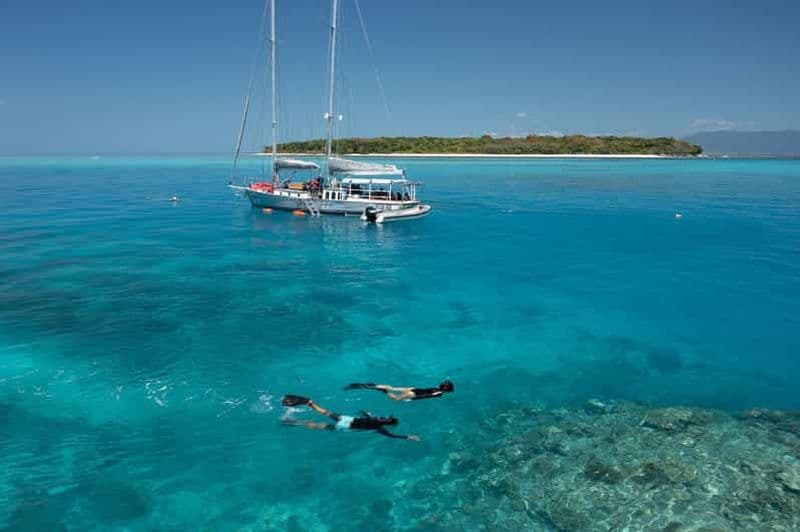 Billet Cairns : Excursion à la voile sur l'île verte et la Grande Barrière de Corail