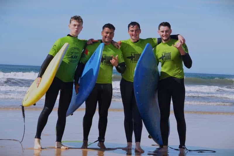 Billet Cours de surf en petit groupe sur la plage de Falésia, avec douche chaude.