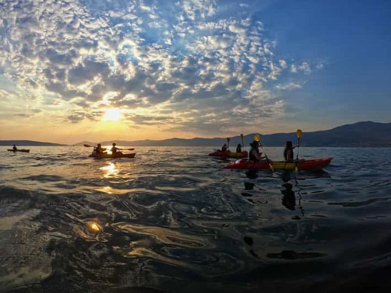 Billet Split : excursion guidée en kayak de mer et plongée avec tuba au coucher du soleil avec vin