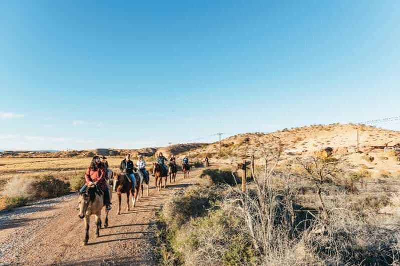 Billet Au départ de Las Vegas : Randonnée à cheval au coucher du soleil dans le désert avec dîner barbecue