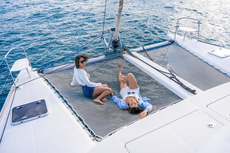 Billet Barcelone : croisière en catamaran avec navigation, baignade, vin et tapas