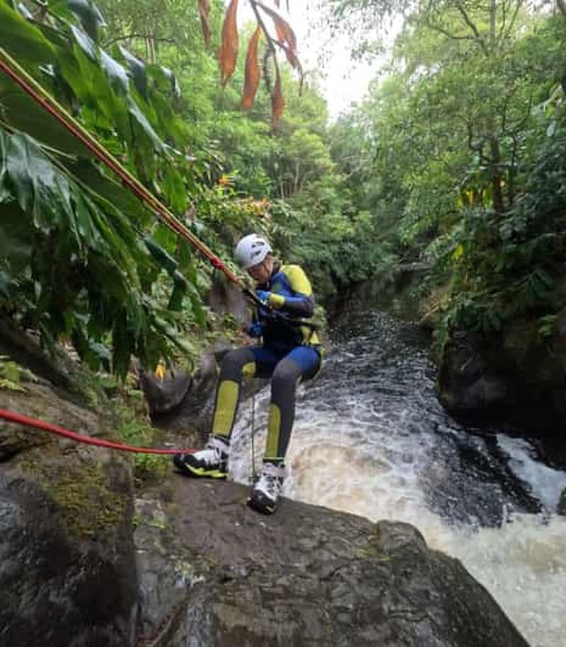 Billet Île de Flores : expérience de canyoning, le meilleur de Flores