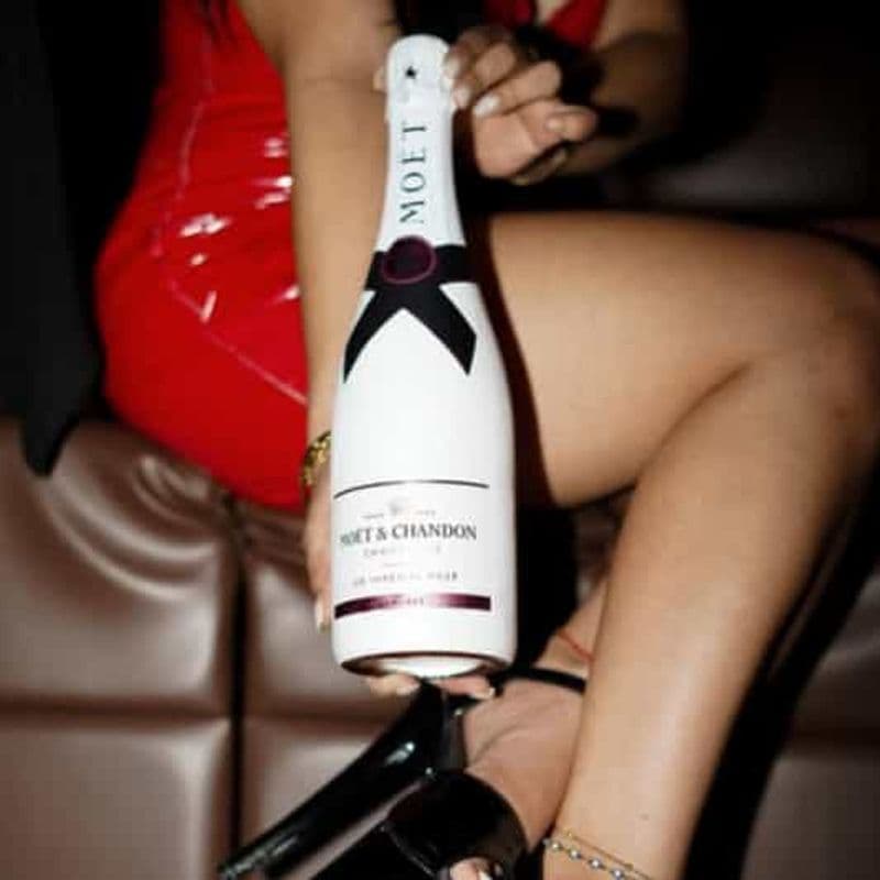 Billet Porto : Cabaret & Pole Shows, offrez une coupe de champagne