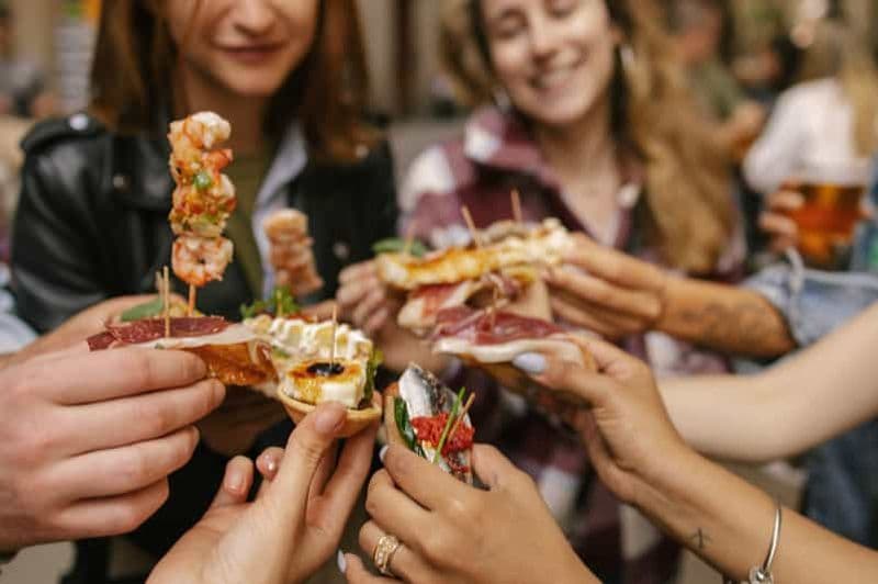 Billet Barcelone : visite culinaire à pied avec tapas et vin