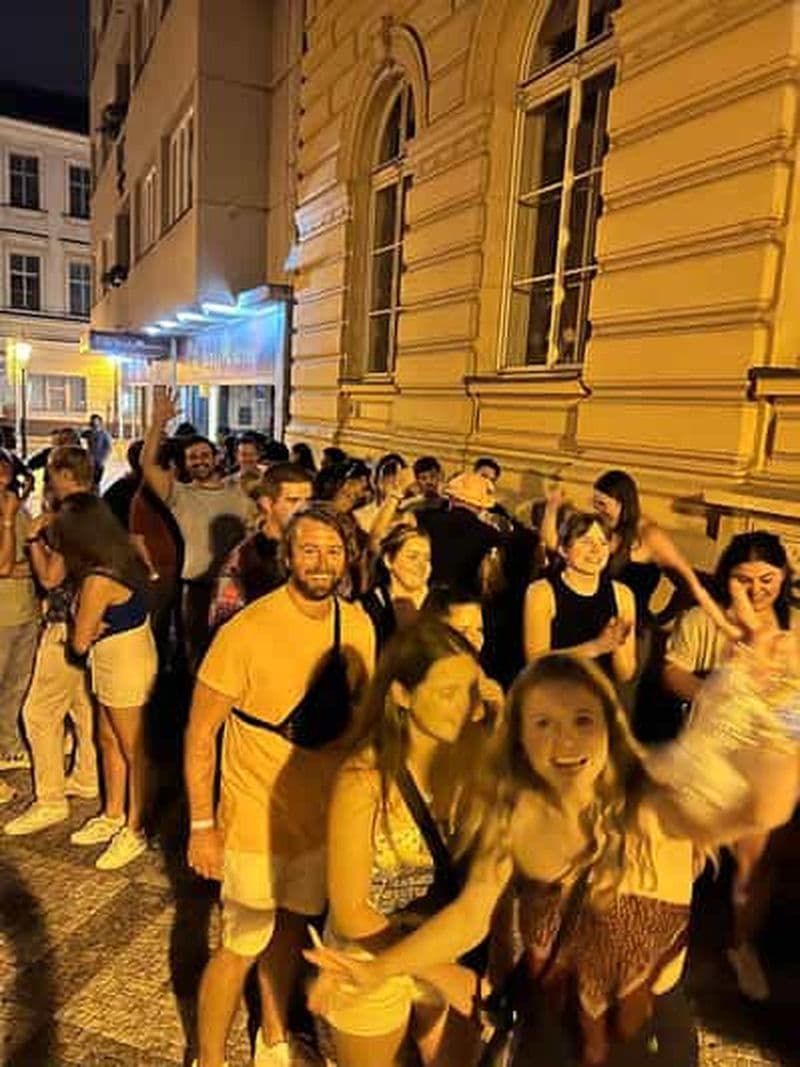 Billet Prague : Tournée des bars avec shots et entrée à une boîte de nuit sur les toits
