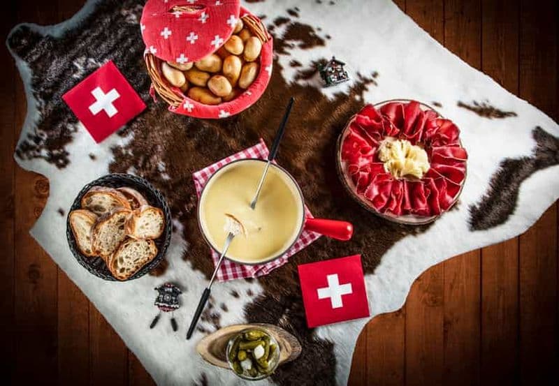 Billet Genève : Visite de la ville et cours de cuisine de fondue, folklore suisse
