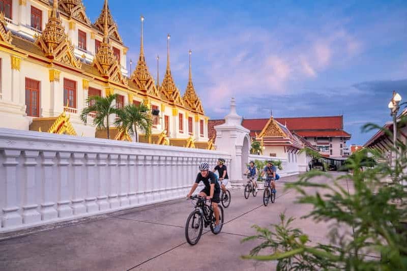 Billet Bangkok : Visite nocturne à vélo avec visite des temples et du marché aux fleurs