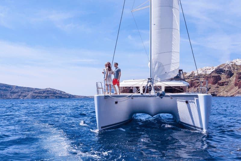 Billet Santorin : croisière en catamaran dans la caldeira avec repas et boissons