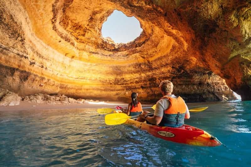 Billet Algarve : excursion en kayak au lever du soleil dans la grotte de Benagil avec douche à disposition