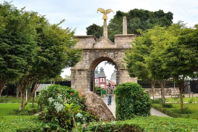 Billet Antananarivo : Parc des lémuriens et visite de la ville