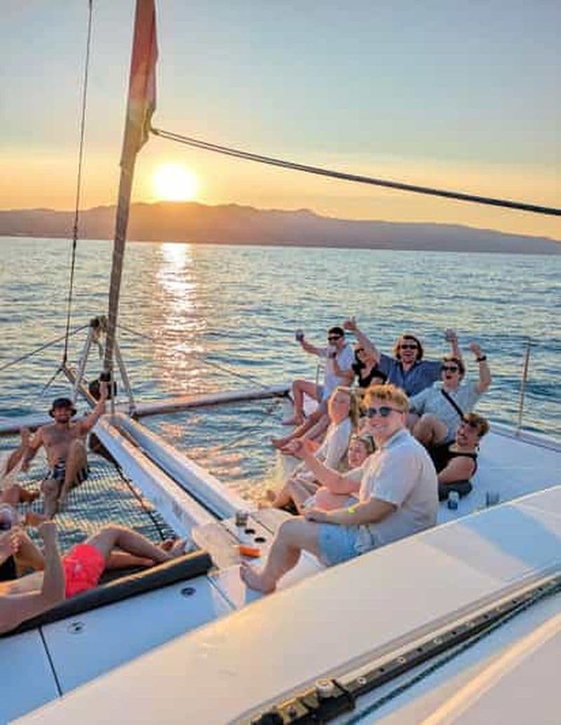 Billet Vieux port de La Canée : croisière de luxe au coucher du soleil en catamaran avec vin
