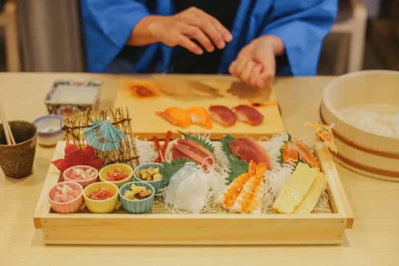 Billet Tokyo : cours de préparation de sushis en veste happi près d'un site célèbre