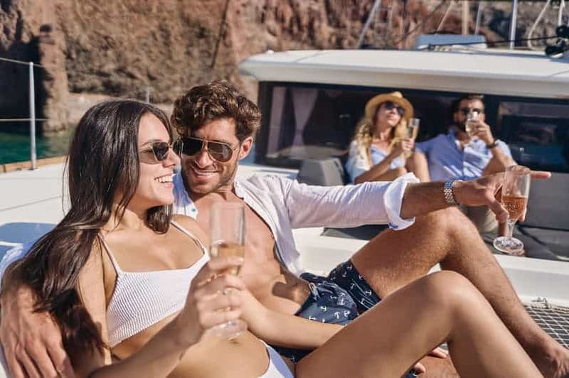 Billet Santorin : croisière de luxe en catamaran dans la caldeira avec repas et boissons