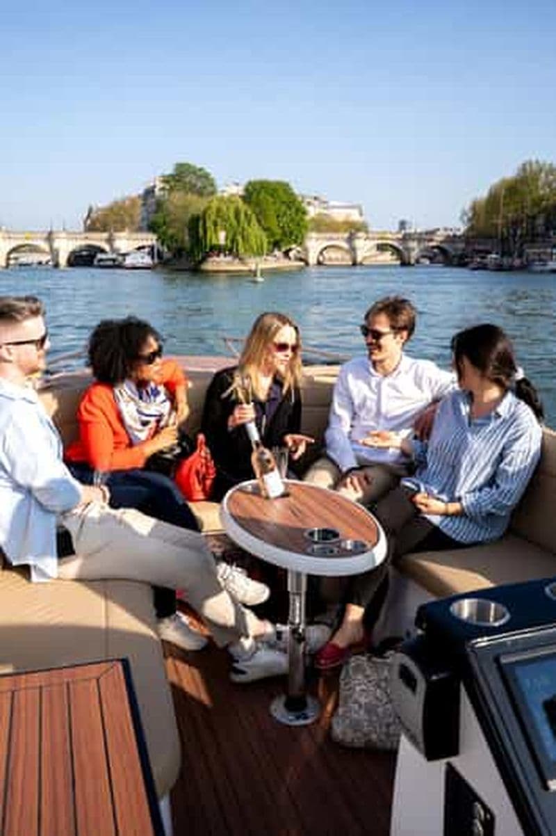 Billet Paris : Croisière privée en petit bateau avec Rosé et Macarons