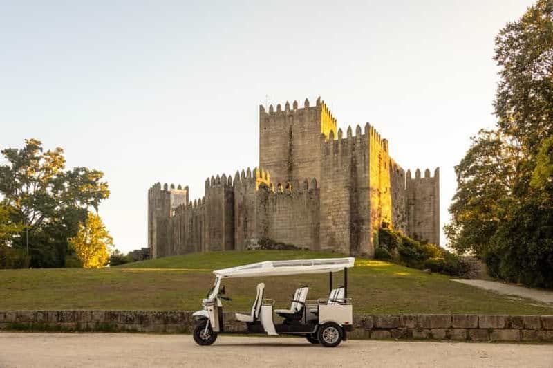 Billet Visites touristiques en tuk-tuk électrique à Guimarães