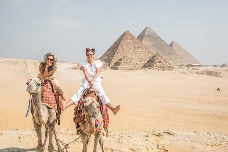 Billet Le Caire : Visite guidée des pyramides, du bazar et des musées par une femme