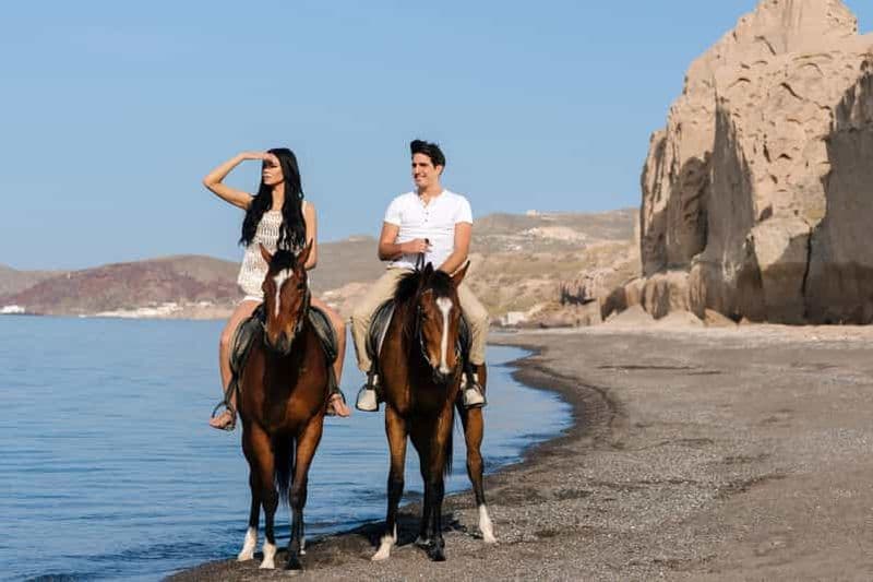 Billet Santorin : balade à cheval sur la plage de sable noir d'Eros