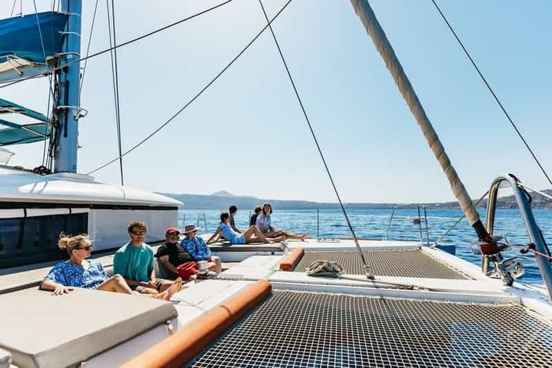 Billet Santorin : Excursion d'une journée en catamaran de luxe avec repas et open bar