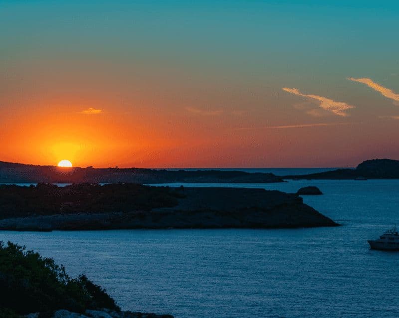 Billet Ibiza : tour en bateau au coucher du soleil avec sports nautiques, open bar et tapas