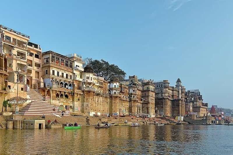 Billet Varanasi : Visite matinale avec séance de yoga et tour en bateau.