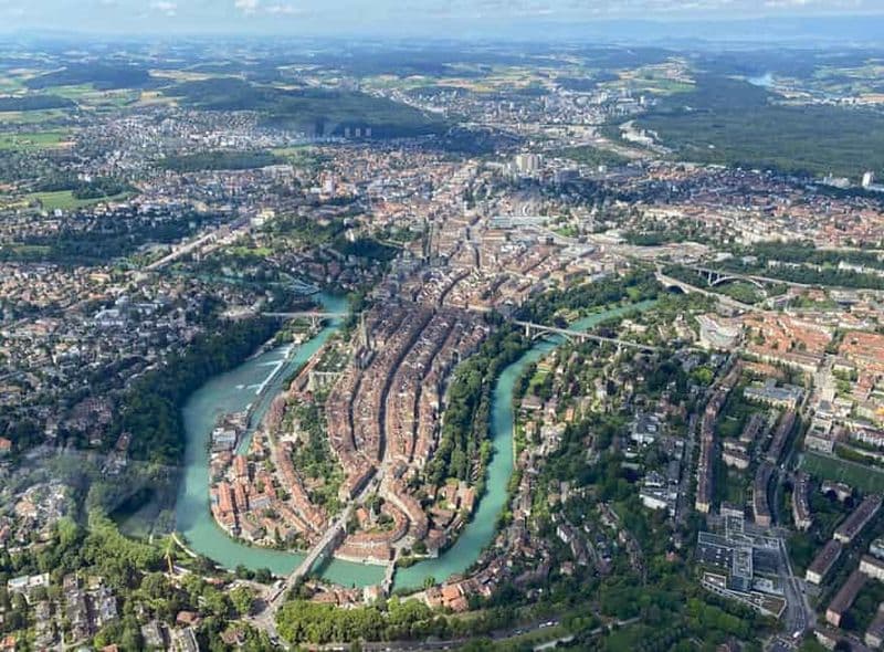Billet Berne : Excursion exclusive en hélicoptère pour 4 personnes au-dessus de la capitale suisse