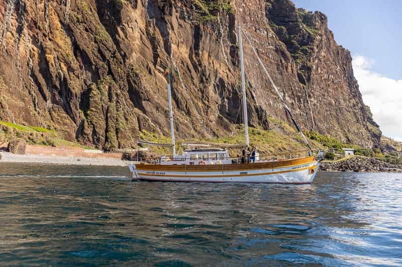 Billet Funchal : coucher de soleil sur la côte de l'île de Madère depuis un voilier