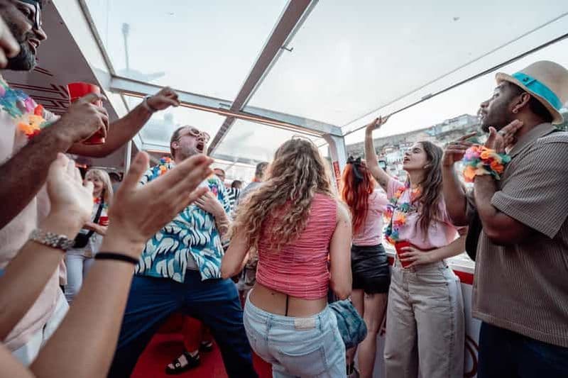 Billet Porto : tournée des bars et fête sur un bateau avec 8 boissons, shots gratuits et accès VIP