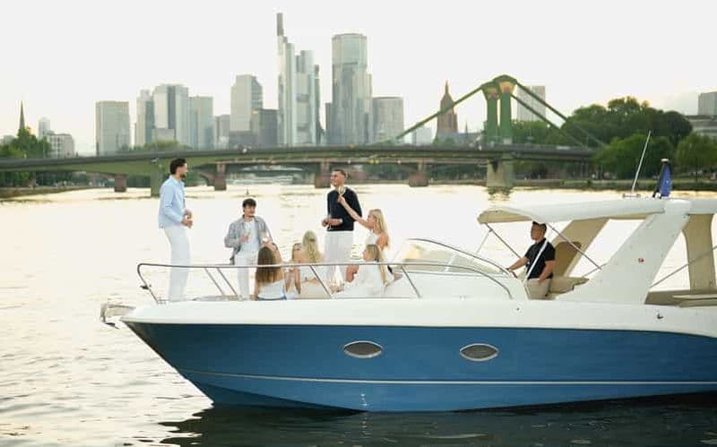 Billet Francfort-sur-le-Main : excursion privée en bateau pour jusqu'à 10 personnes avec vue sur la skyline