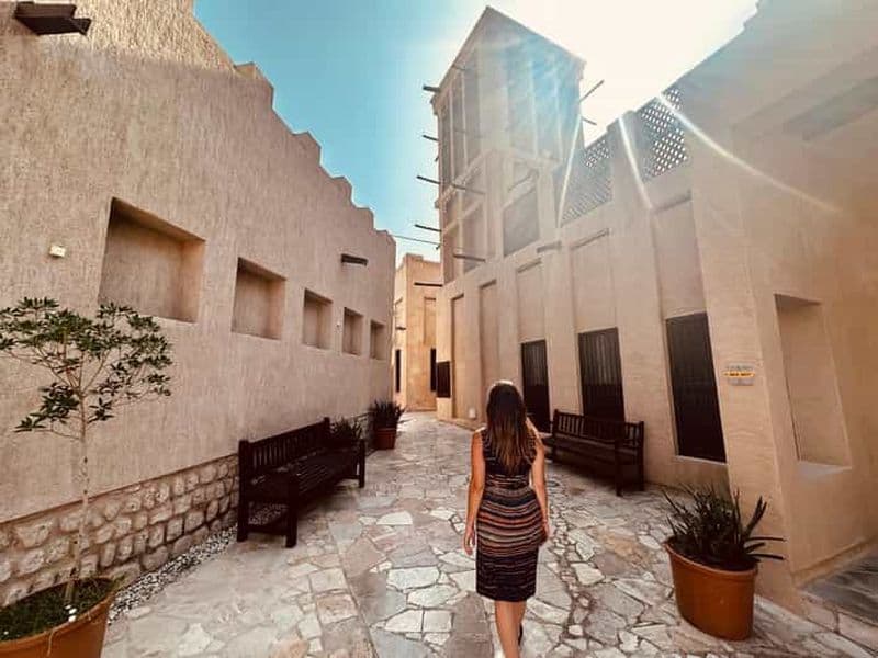 Billet Visite guidée à pied du quartier historique de Dubaï avec un guide français.