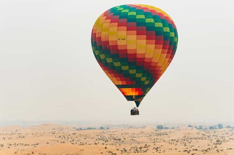 Billet Dubaï : Vol en ballon au lever du soleil avec balade à dos de chameau et petit-déjeuner