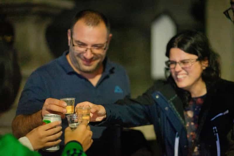 Billet Kyoto : Visite à pied de nuit dans le quartier de Gion avec du saké à la main
