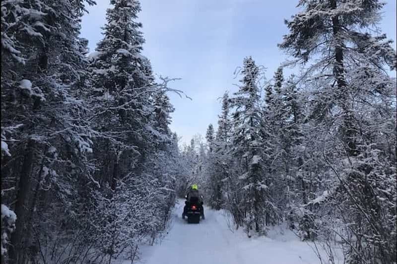 Billet Yellowknife : Excursion en motoneige dans l'arrière-pays avec des équipements d'hiver