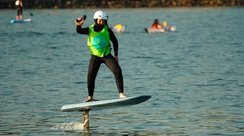 Billet Edimbourg : Survolez l'eau à bord d'une planche de surf à hydroptère électrique