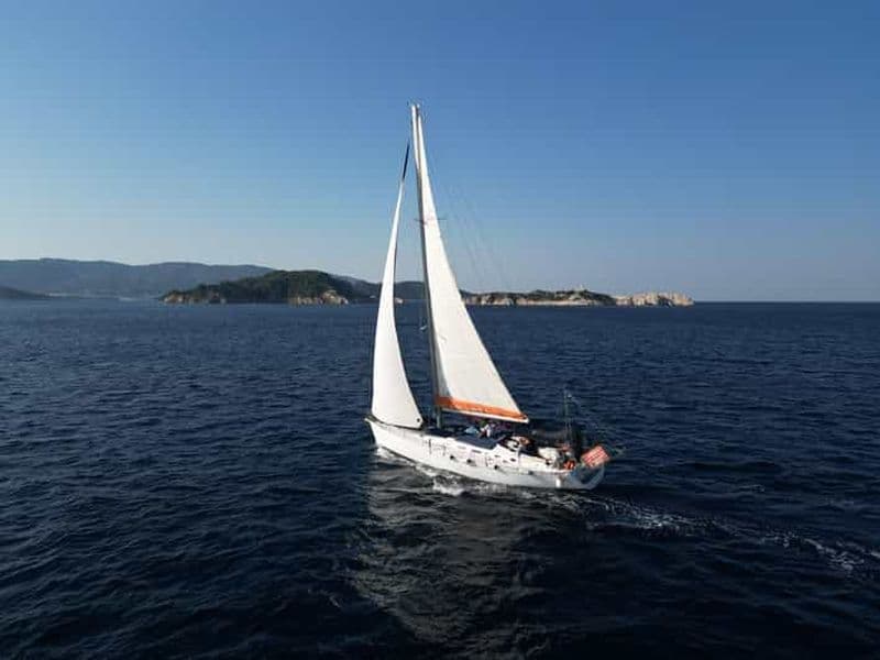 Billet Skiathos : excursion privée en voilier avec déjeuner et snorkeling