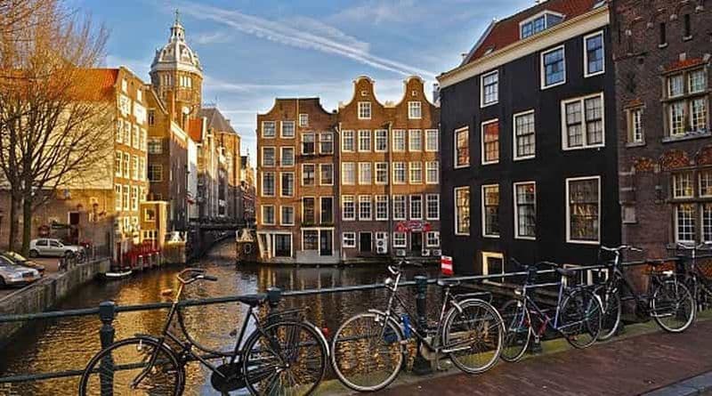 Billet Au départ de Bruxelles : Excursion d'une journée à Amsterdam avec croisière sur les canaux