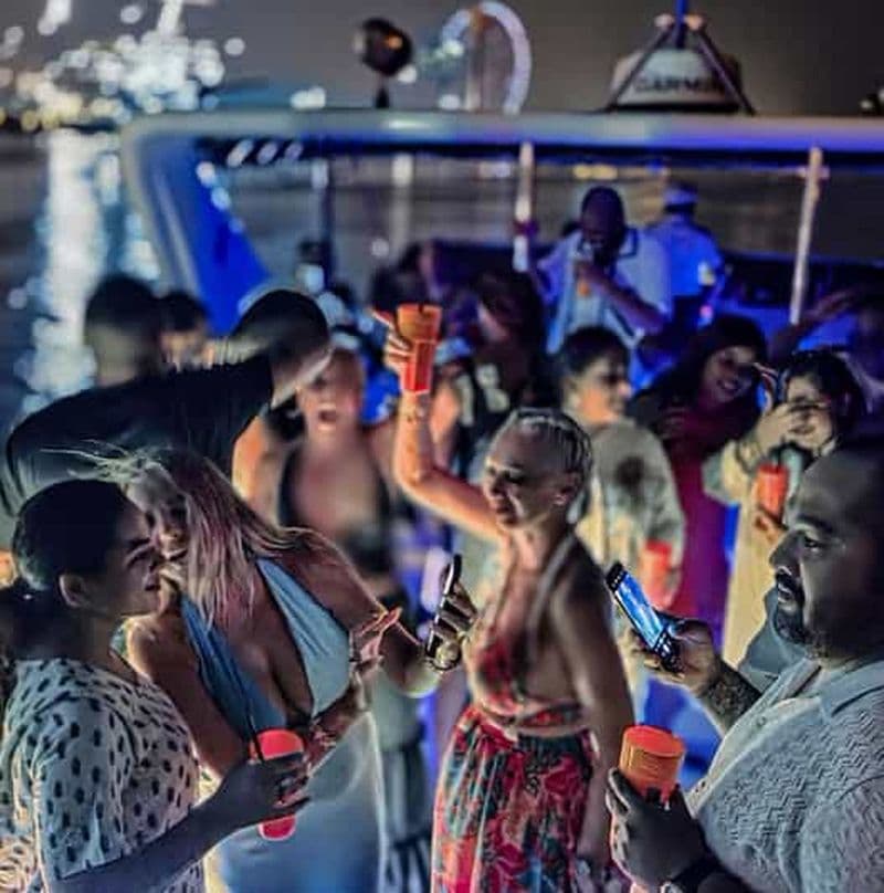Billet Dubaï : soirée sur un yacht de luxe avec barbecue, open bar et DJ